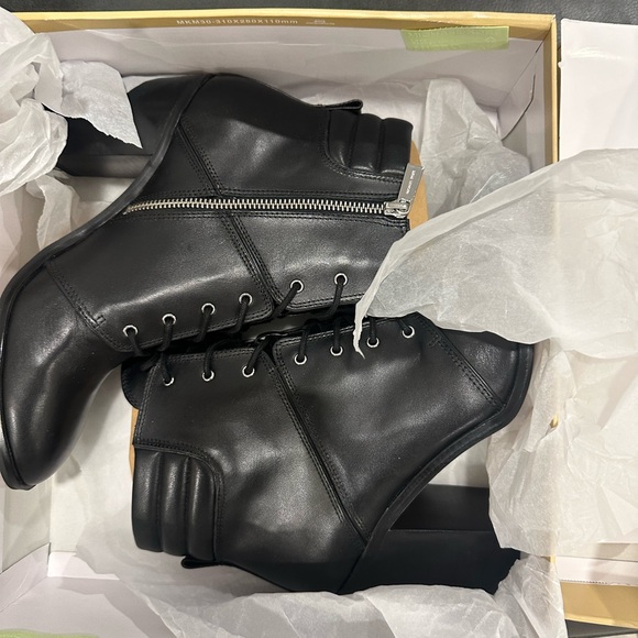 NIB Michael Kors Thatcher Lace Up Black Leather Boots, size 9 - Picture 3 of 5